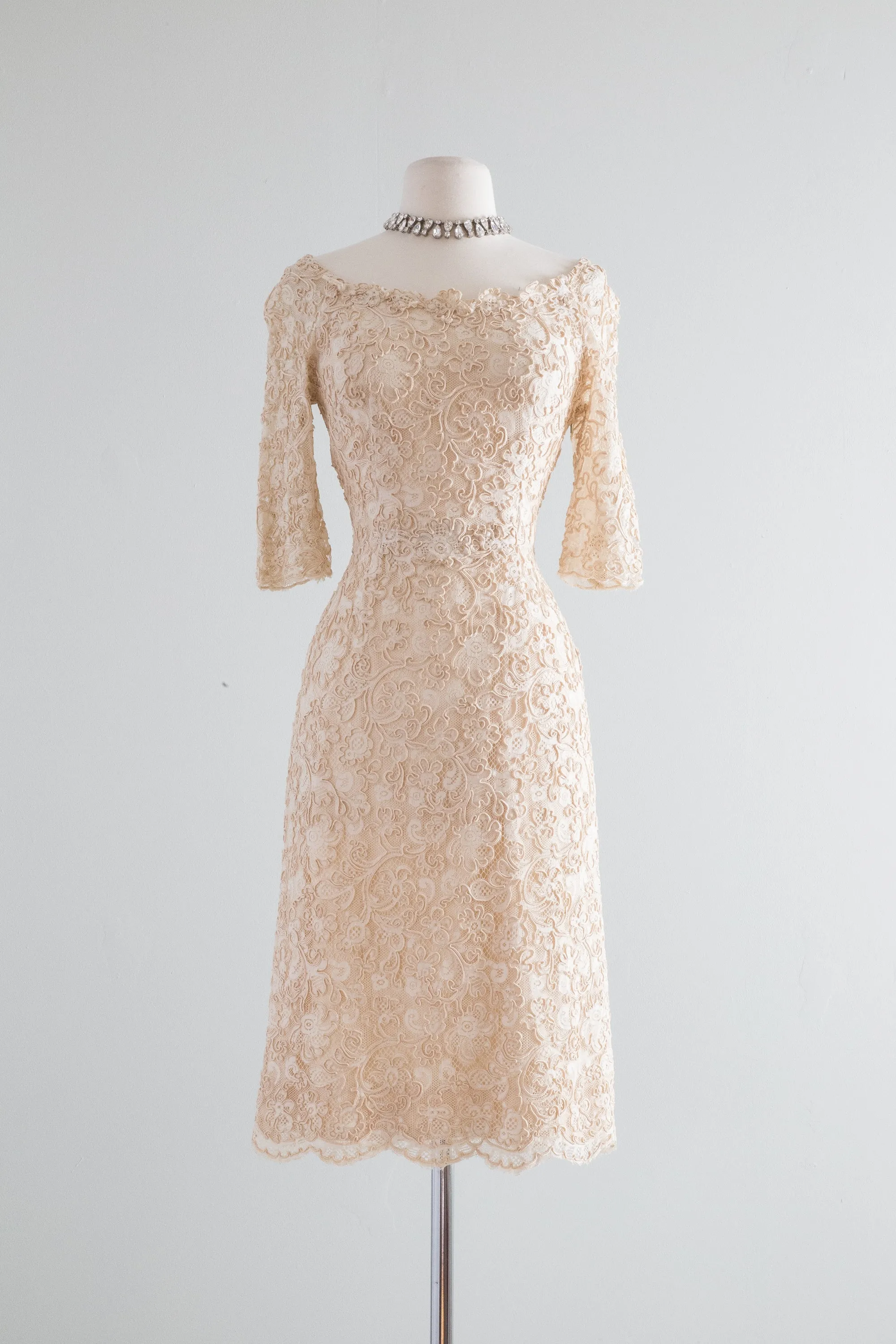 1950's Fine Corded Lace Fitted Cocktail Dress / Waist 27"