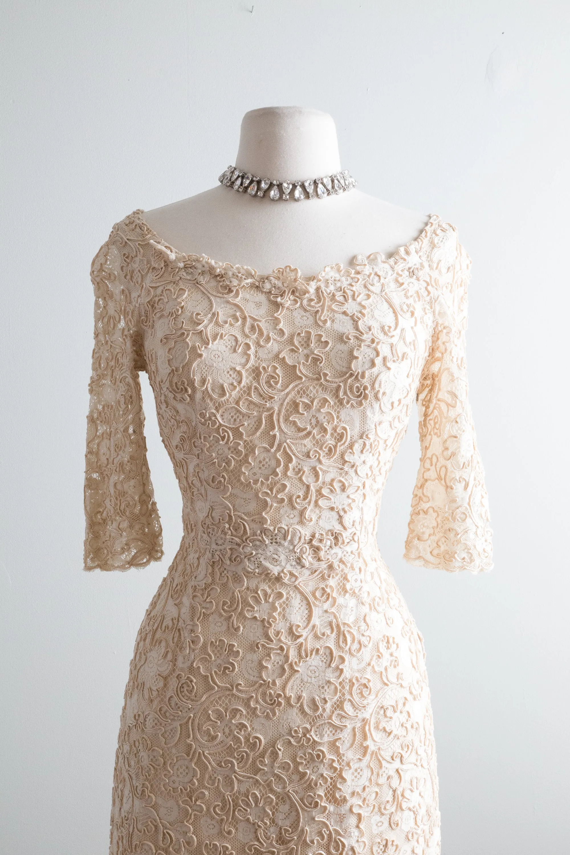 1950's Fine Corded Lace Fitted Cocktail Dress / Waist 27"