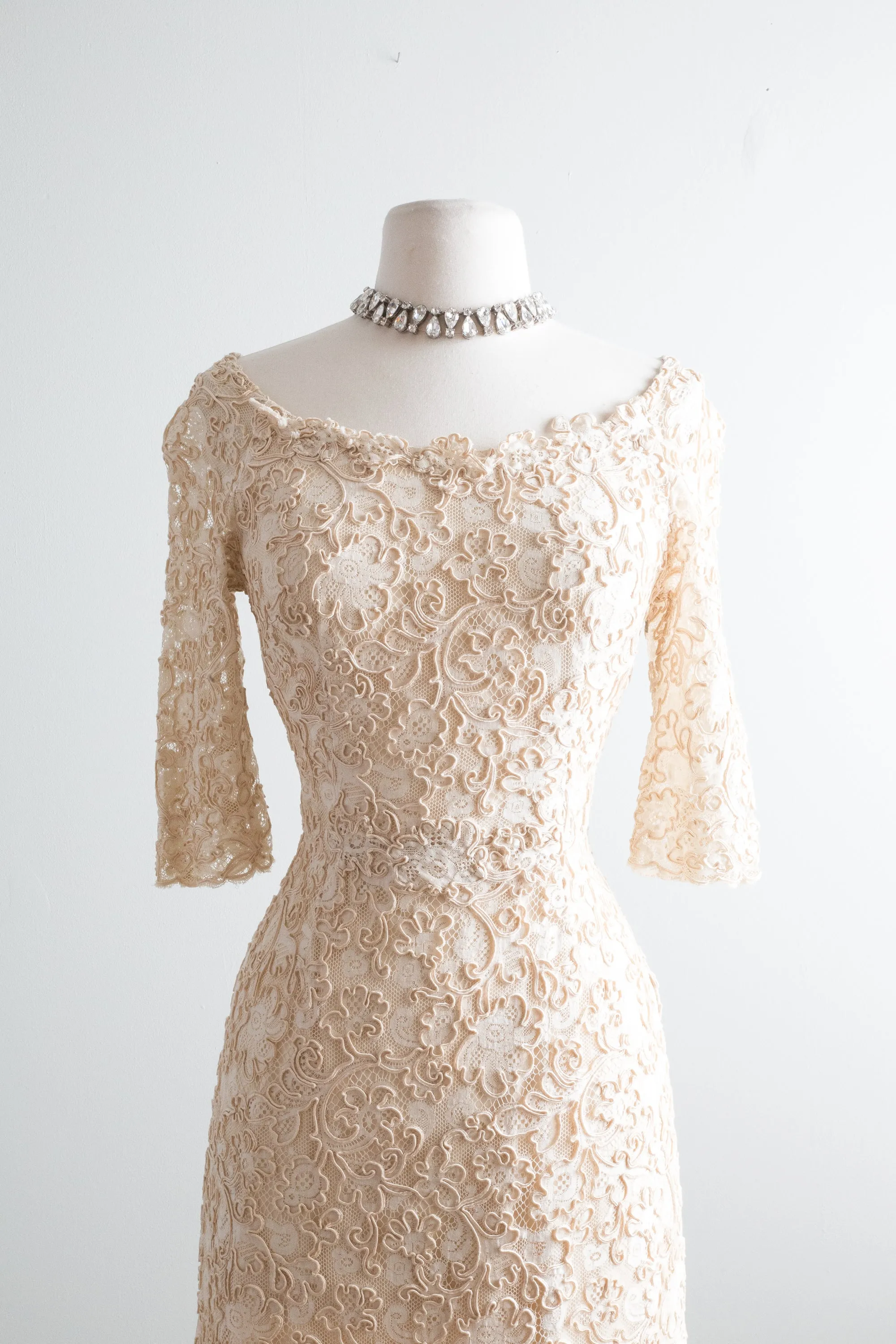 1950's Fine Corded Lace Fitted Cocktail Dress / Waist 27"